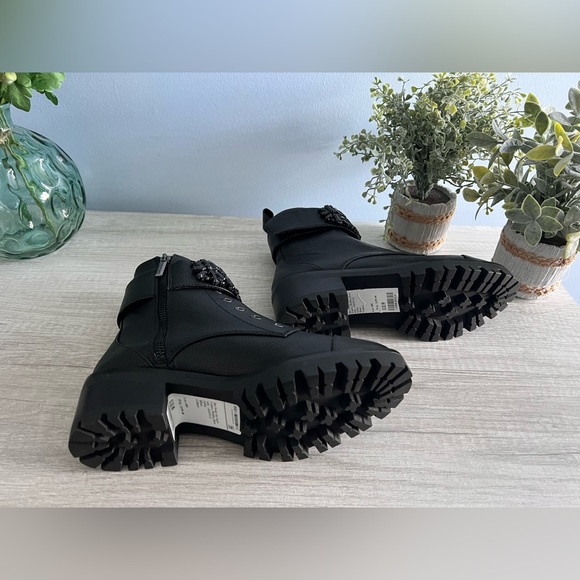 KARL LAGERFELD PARIS
Women's Pippa Lug sole Booties - Picture 6 of 10